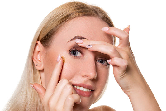 Stepping into Colour: A Safe and Simple Guide to Wearing Coloured Contact Lenses